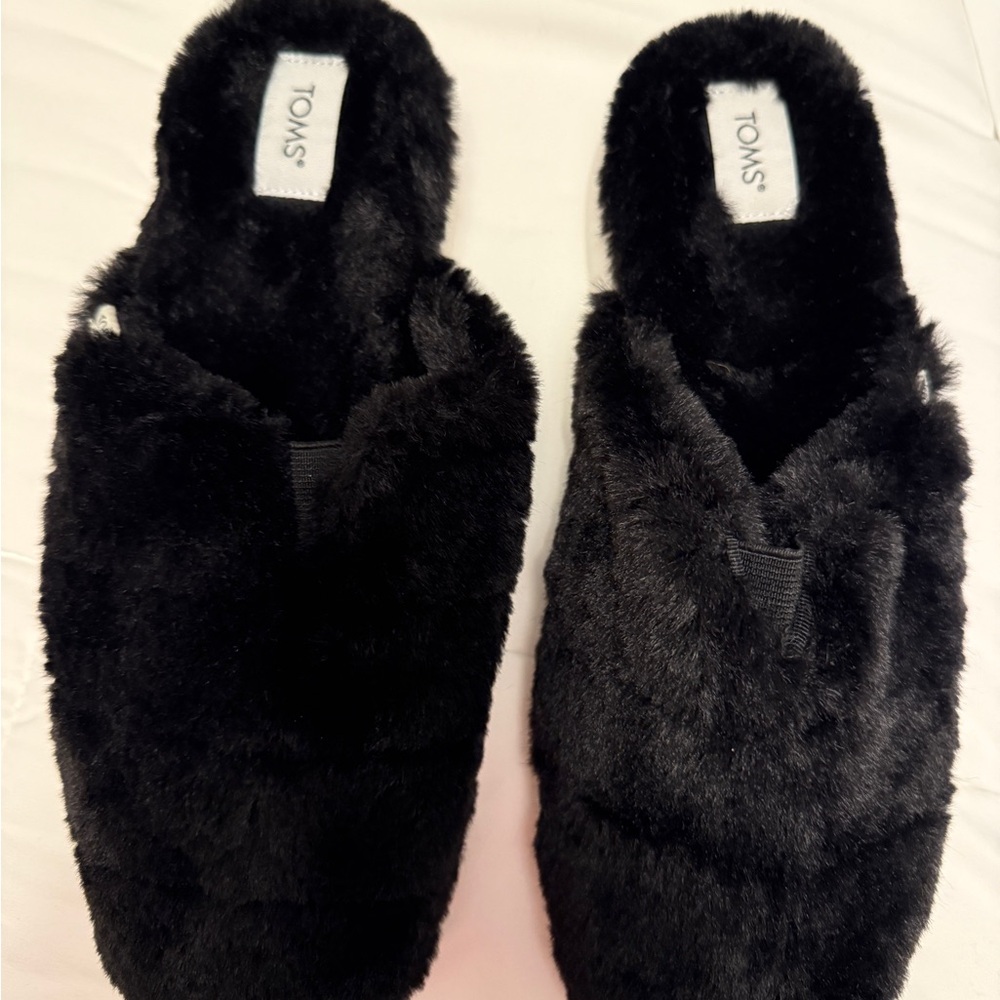 TOMS Women's Black Fuzzy Slippers